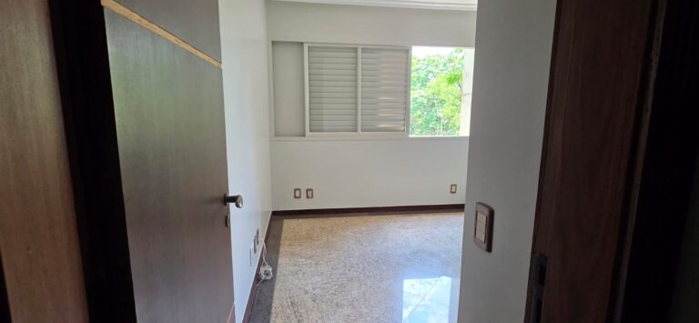 Apartamento espaçoso e bem localizado na Asa Norte