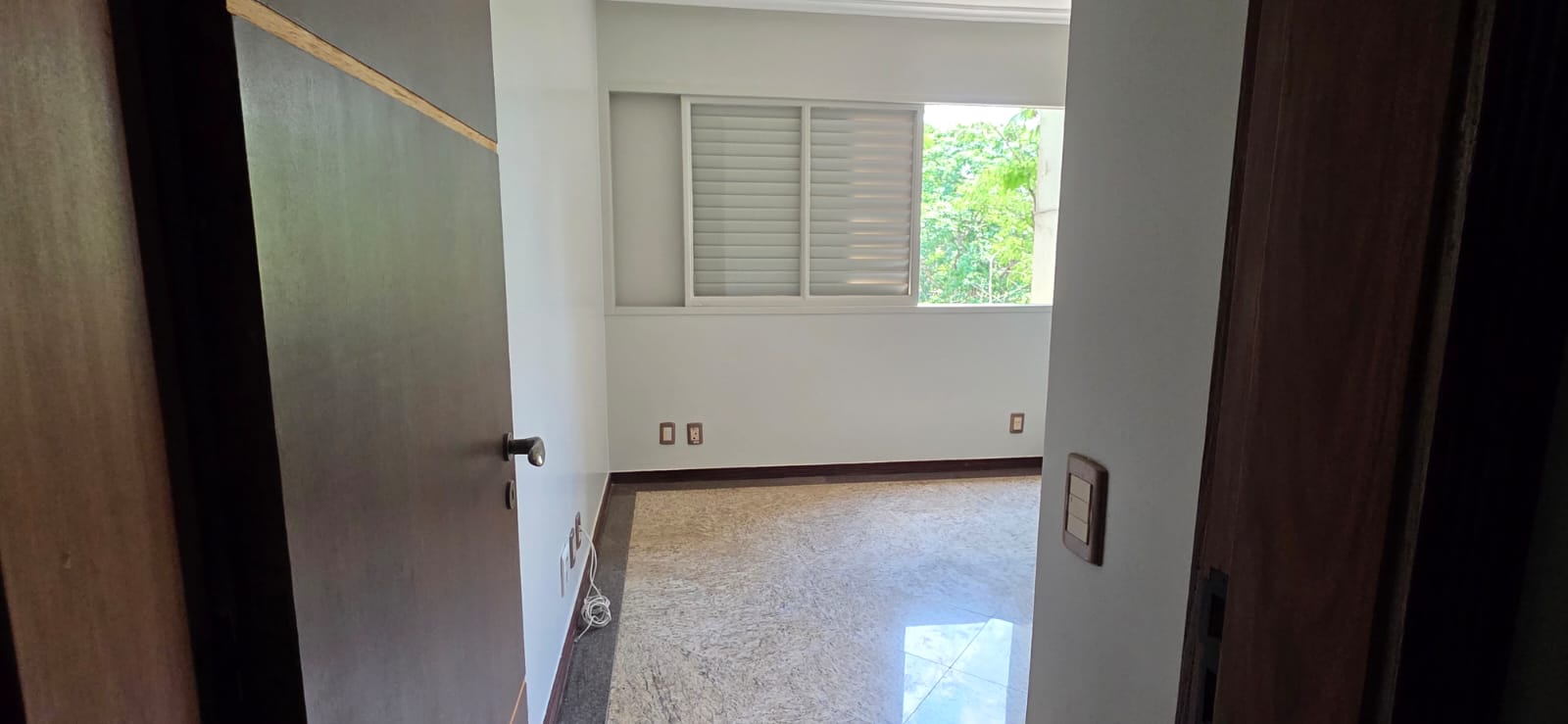 Apartamento espaçoso e bem localizado na Asa Norte