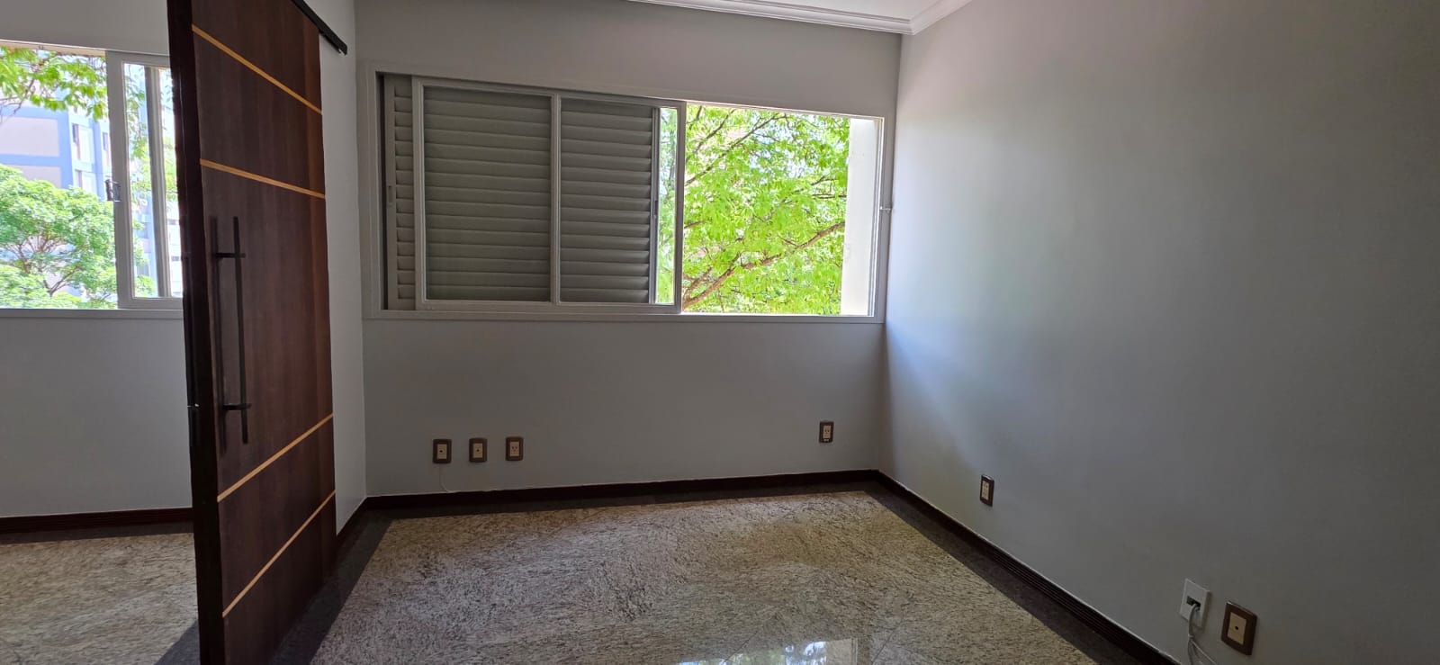 Apartamento espaçoso e bem localizado na Asa Norte