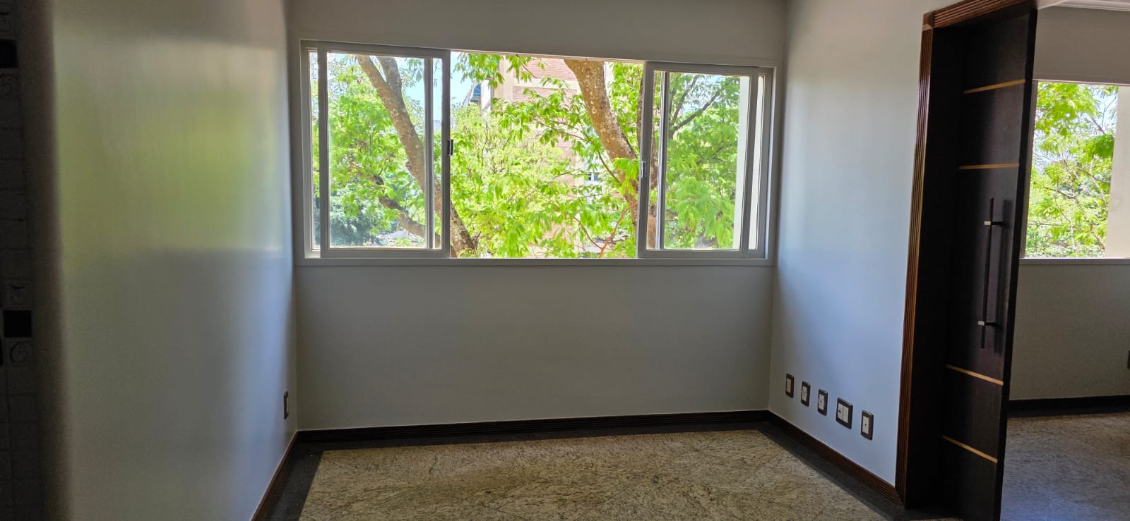 Apartamento espaçoso e bem localizado na Asa Norte