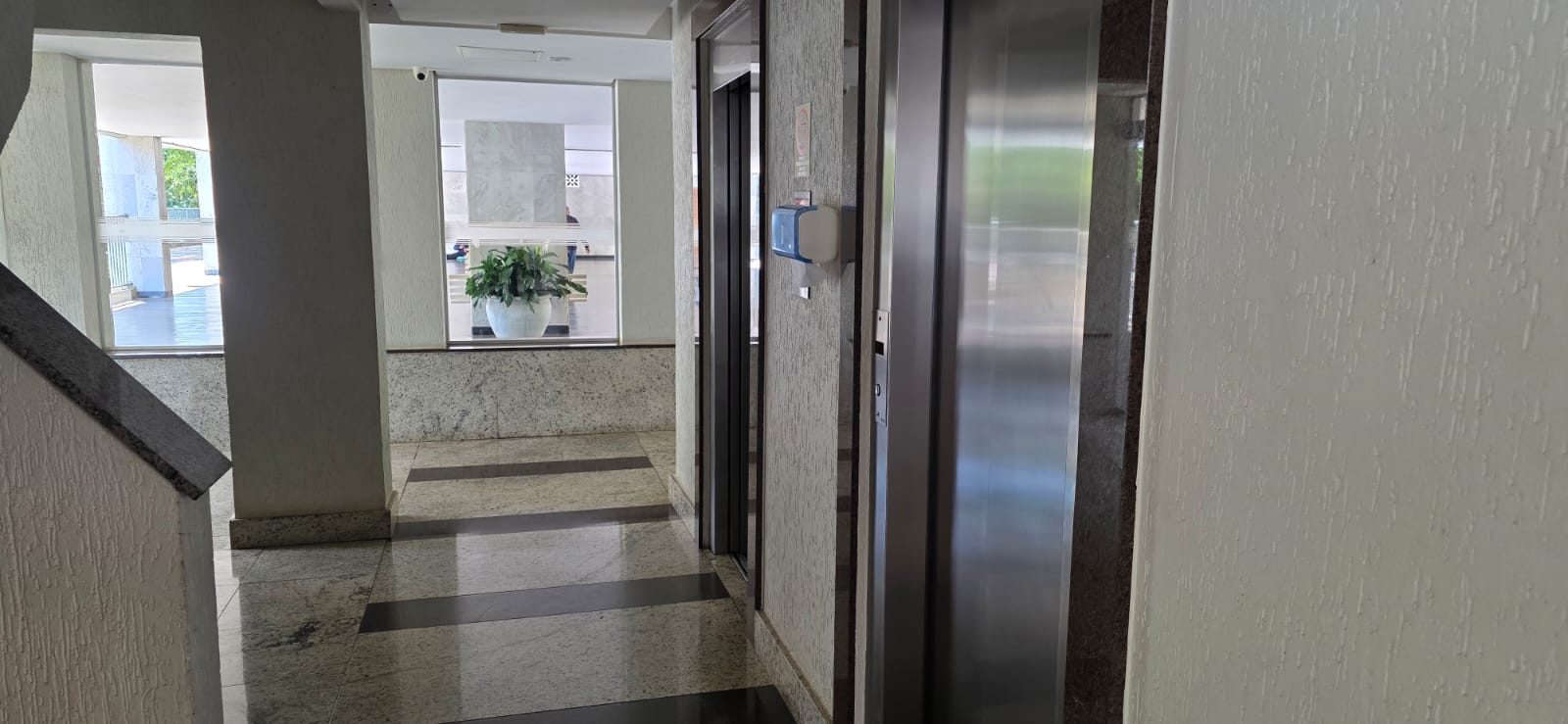 Apartamento espaçoso e bem localizado na Asa Norte