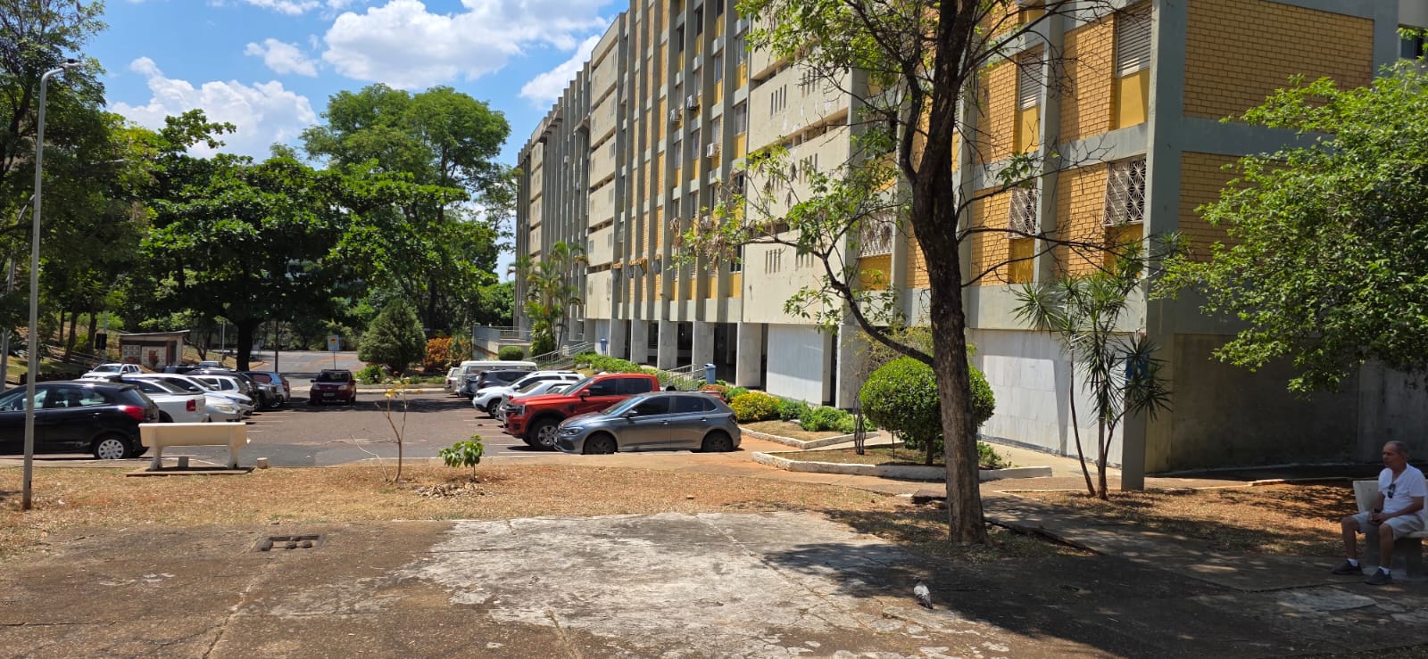 Apartamento espaçoso e bem localizado na Asa Norte