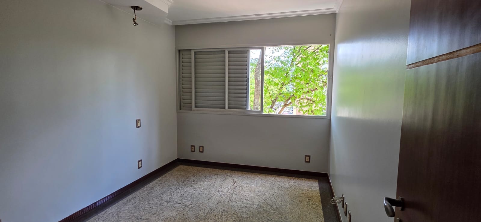 Apartamento espaçoso e bem localizado na Asa Norte