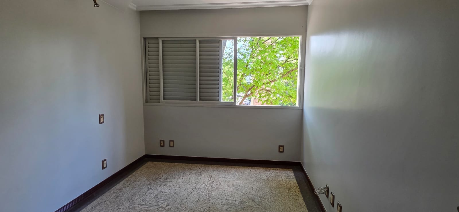 Apartamento espaçoso e bem localizado na Asa Norte